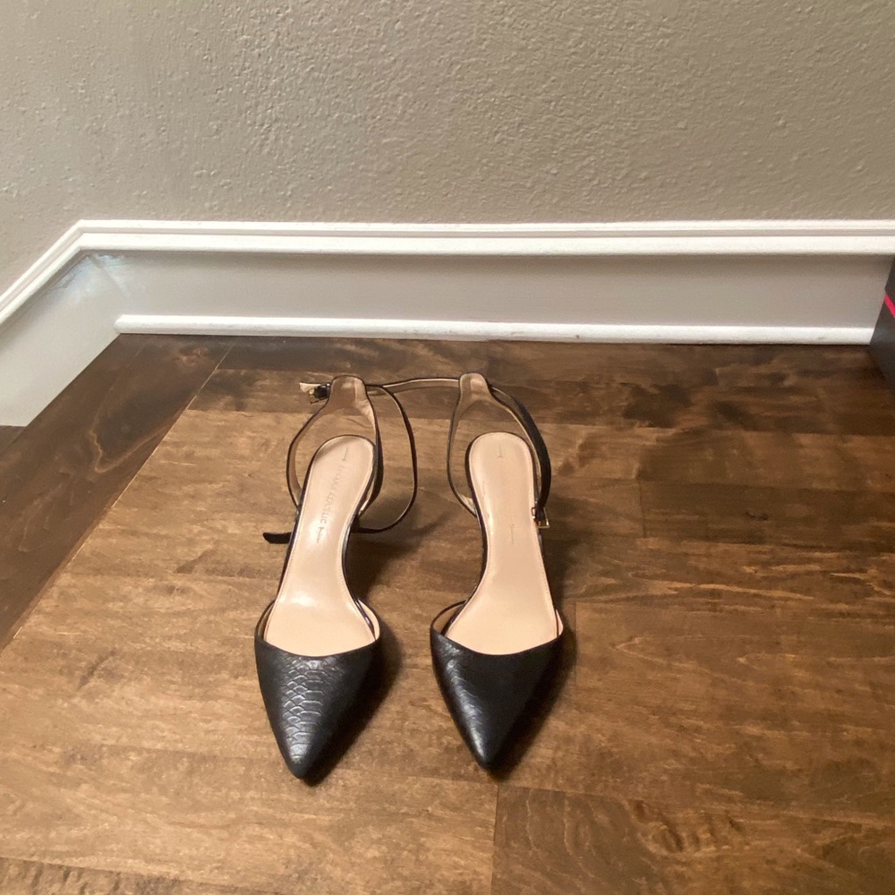 Banana Republic black kitten heels. Size 9M.